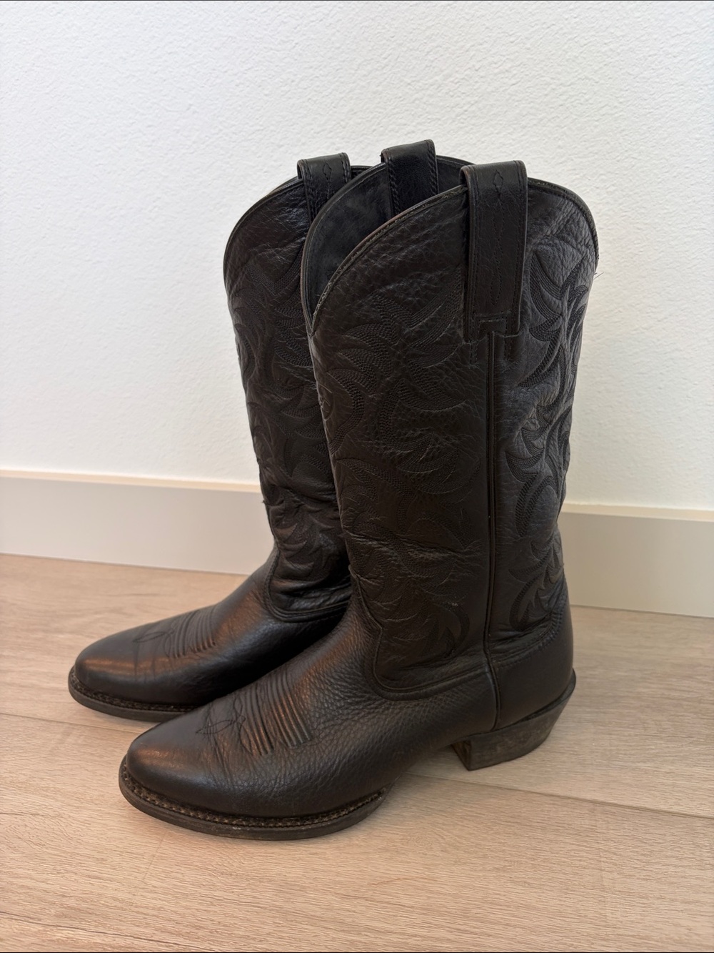 Men’s Ariat 8.5D Classic Black Leather Western Cowboy Boots